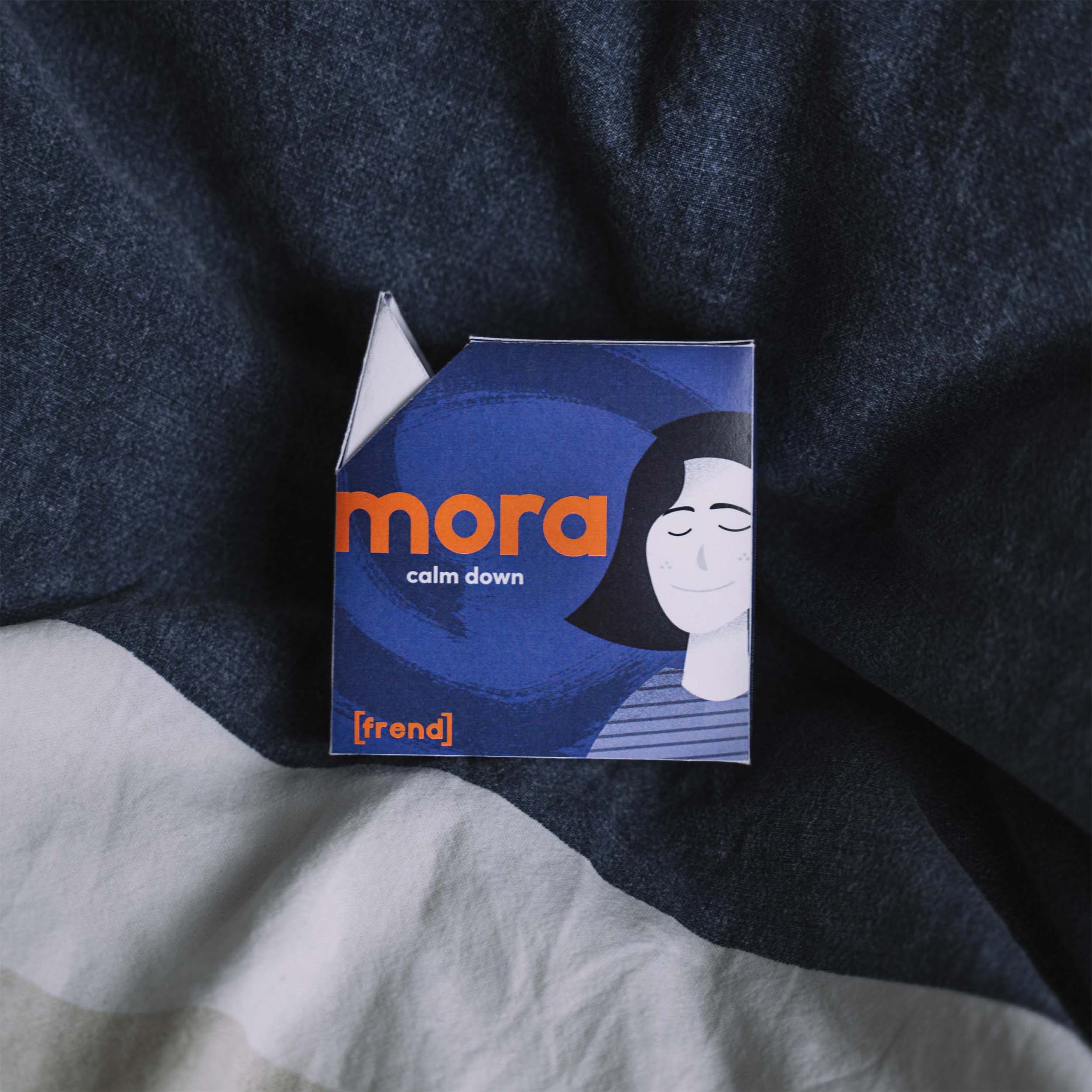 Frend Verpackung Mora liegt auf Bettdecke