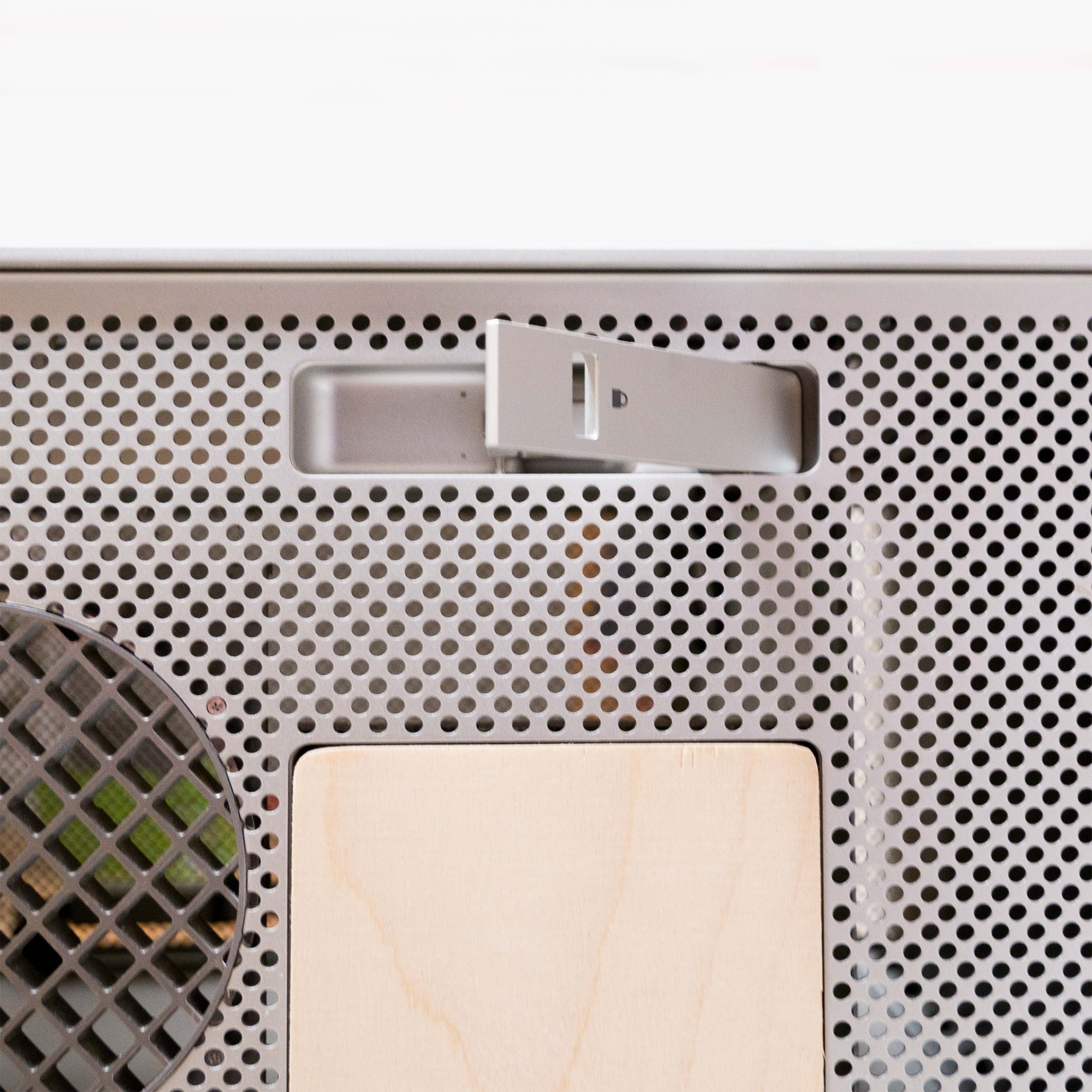 MacTisch Detailaufnahme Öffnungsgriff Seitenpanel