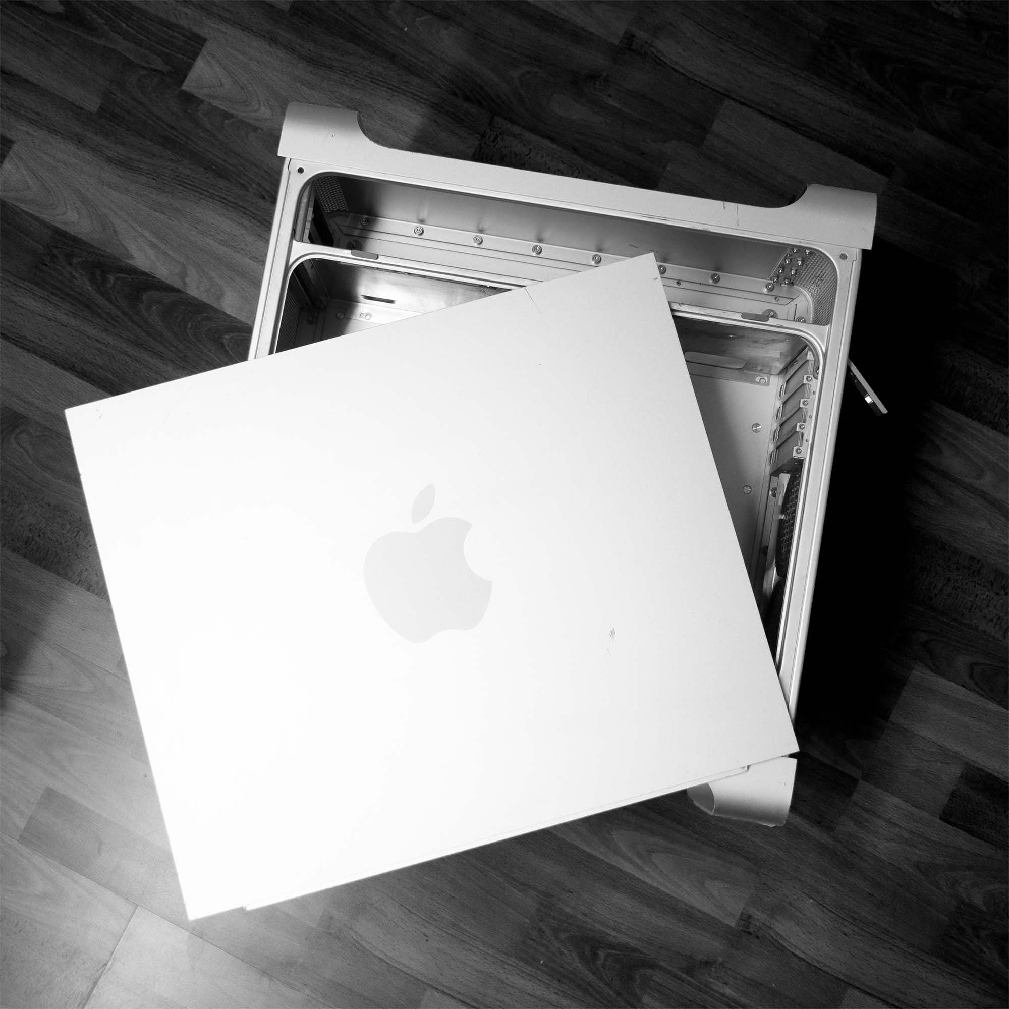 MacTisch Draufsicht mit geöffneten Seitenpanel