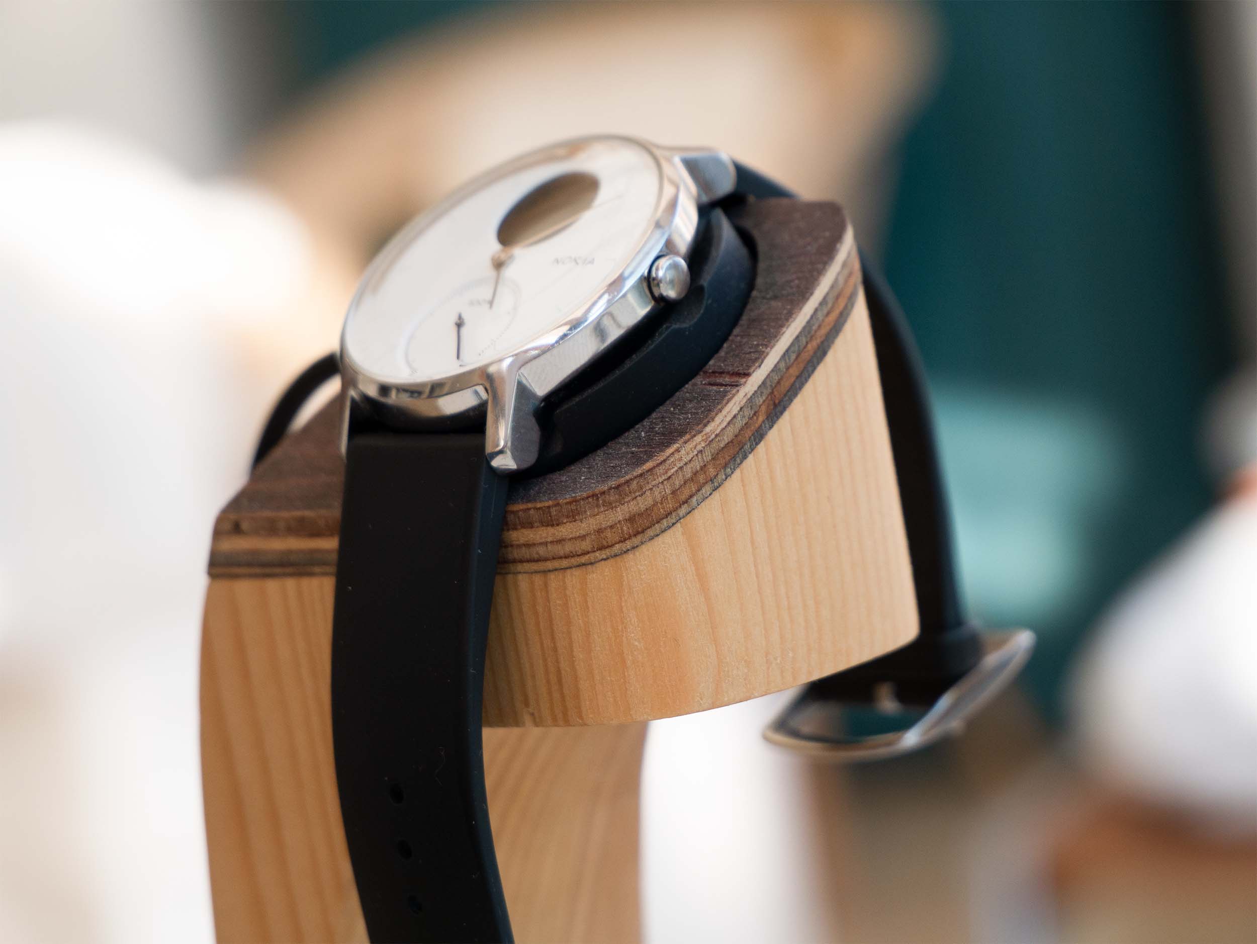 Uhrdock aus Holz Detailaufnahme Uhrenhalterung