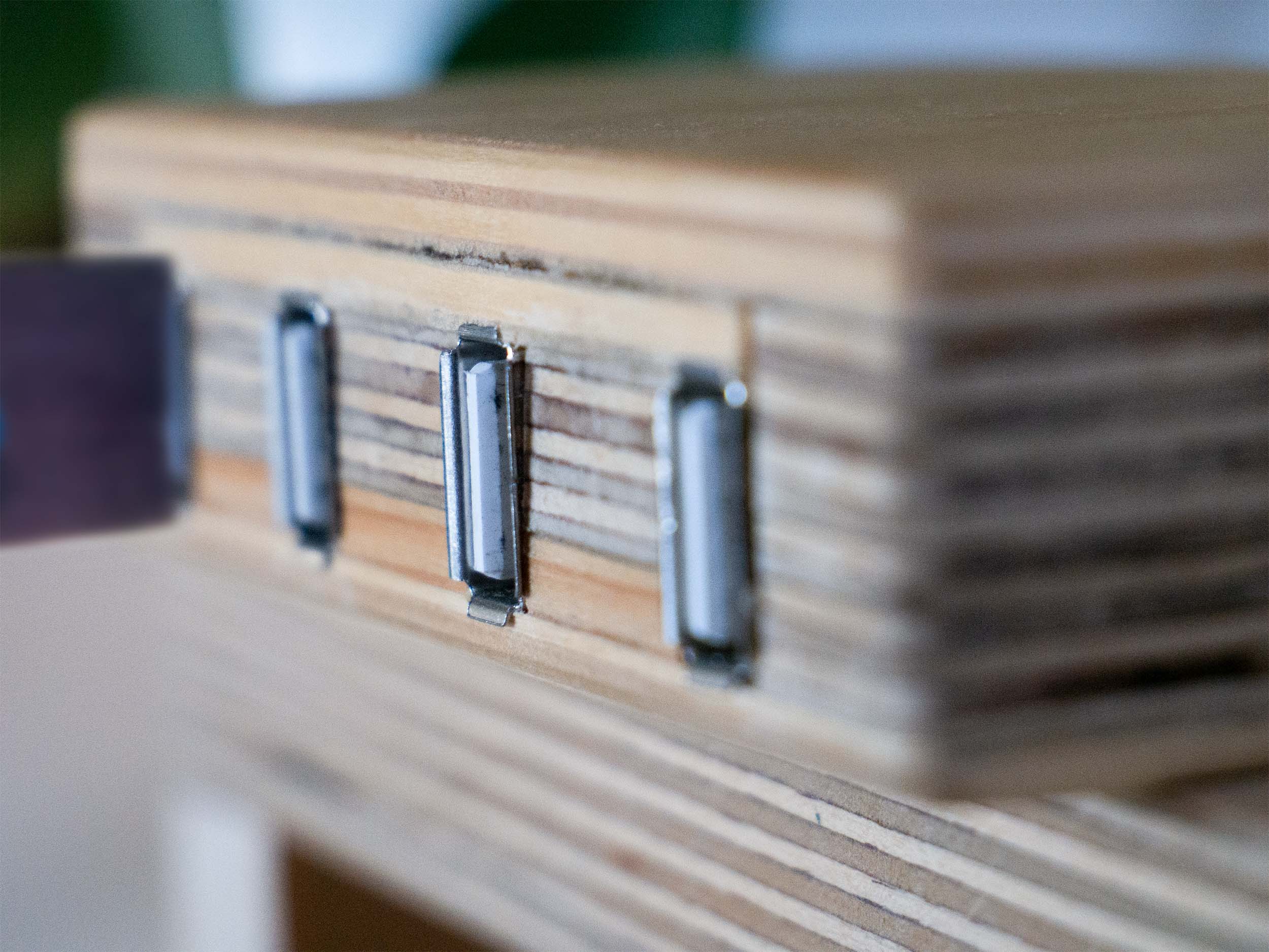 USB Hub aus Holz, Seitlich, Detailaufnhame von Port