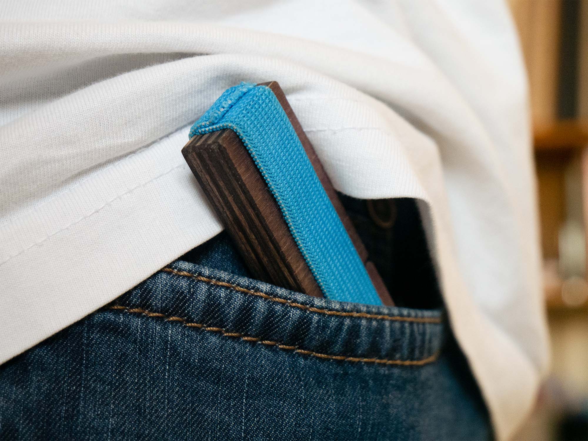 USB-Stick aus dunklem Holz, Blaues Gummiband als Halterung des Deckels zum Stick